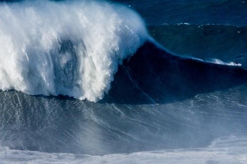 Surfista de Guarujá dropou uma montanha de água em Nazaré que pode ter sido a maior de todos os tempos já registrada / Foto: Raphael Alvim